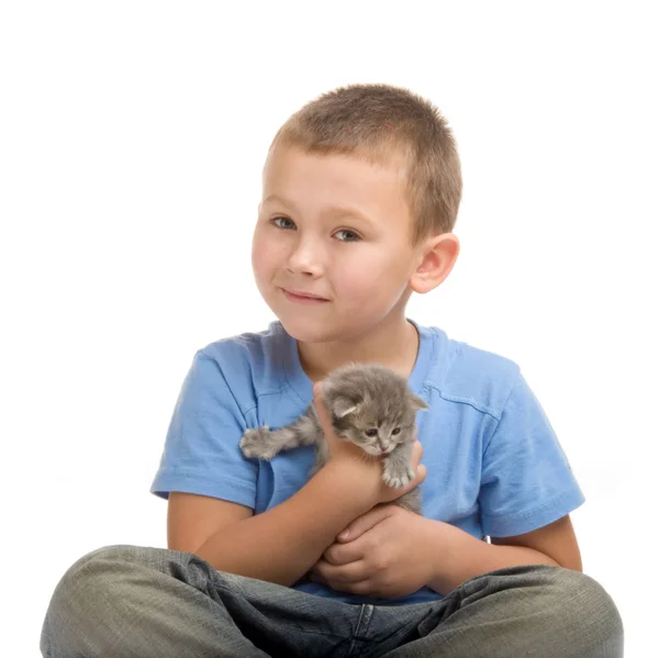 Маленький хлопчик у синій футболці з пухнастим кошеням. Фотографія в застряглій — стокове фото