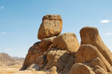 Kayaların üzerinde parlak mavi gökyüzü