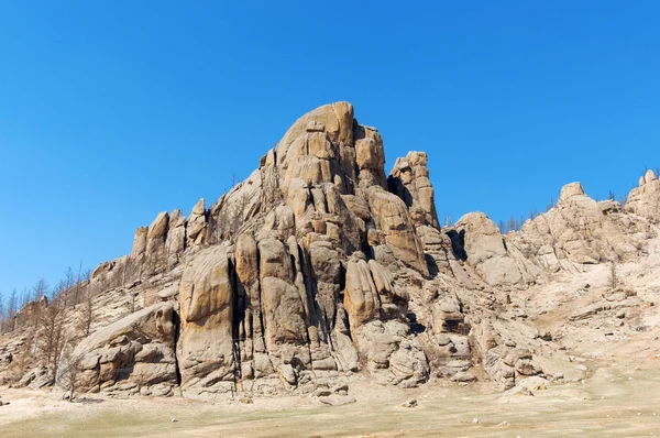 Strahlend blauer Himmel über den Felsen — Stockfoto