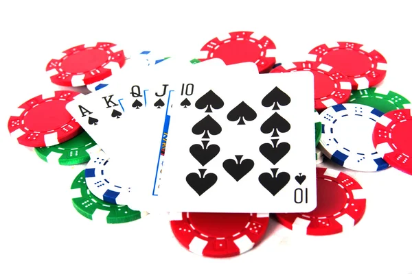 Королевский стрит-флеш с фишками для покера — стоковое фото