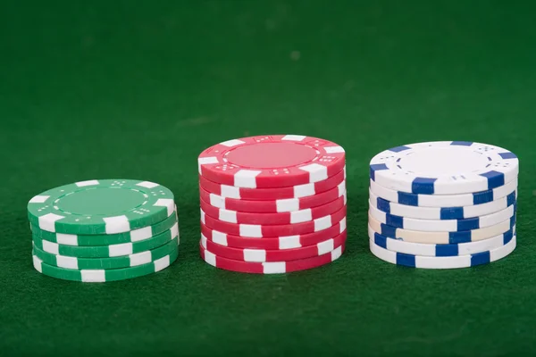 Стеки фишек для покера — стоковое фото