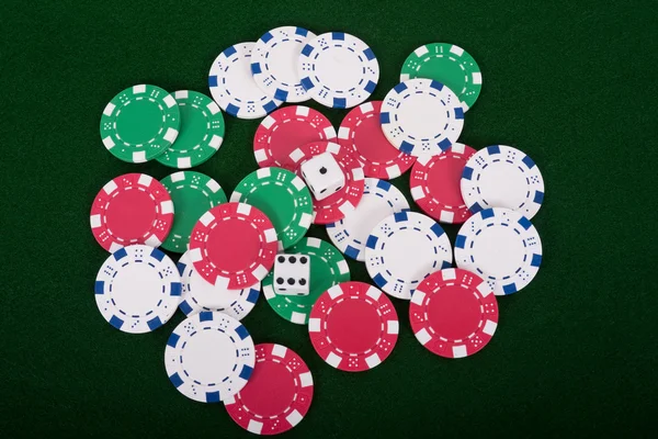 Würfel auf Pokerchips — Stockfoto