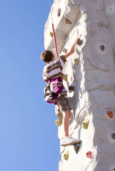 Jovem rapaz escalando — Fotografia de Stock