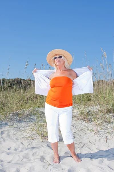 Женщина наслаждается солнцем и песком — стоковое фото