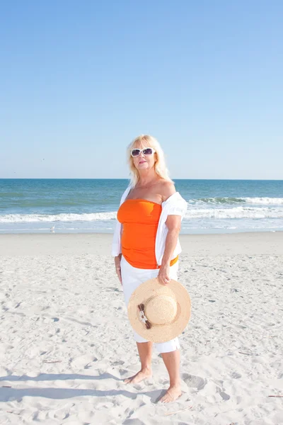 Plaj şapkalı bir kadın portresi — Stok fotoğraf