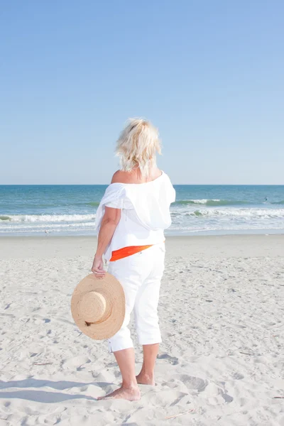 Mujer mirando hacia el océano —  Fotos de Stock