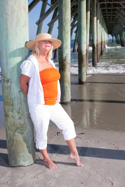 桟橋の下で女性 — ストック写真