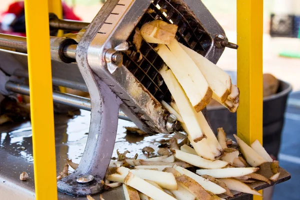 Резание картошки фри — стоковое фото