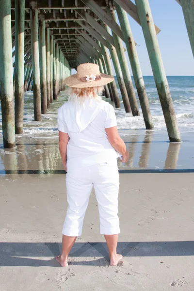 Woman Under The Pier — Stock Photo, Image