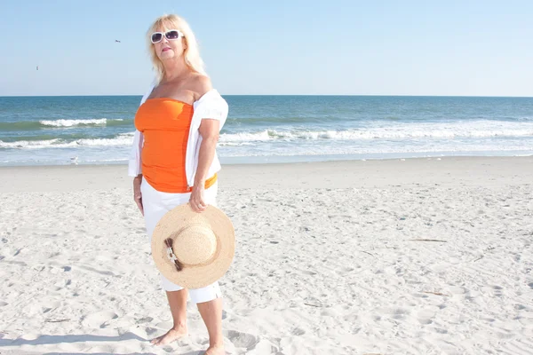 Retrato de uma mulher na praia com chapéu fora — Fotografia de Stock
