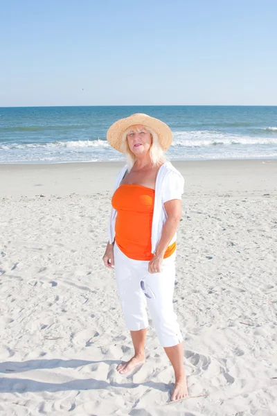 Frau am Strand mit Hut — Stockfoto