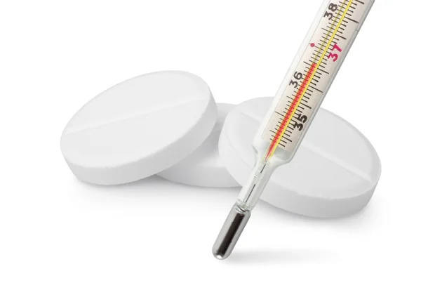 Thermometer und Tabletten — Stockfoto