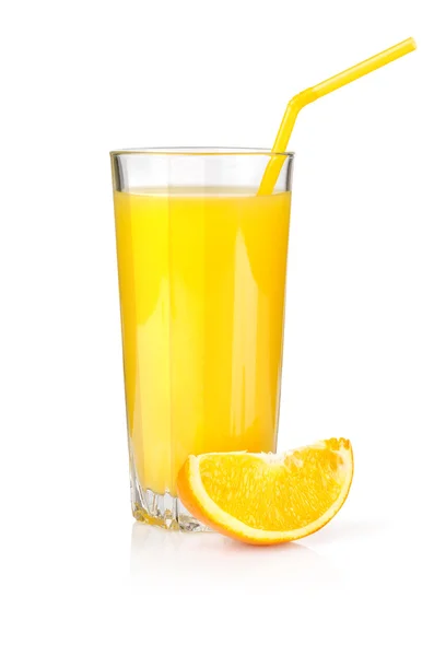 Χυμό πορτοκαλιού σε ένα ποτήρι που απομονώνονται σε λευκό — Φωτογραφία Αρχείου