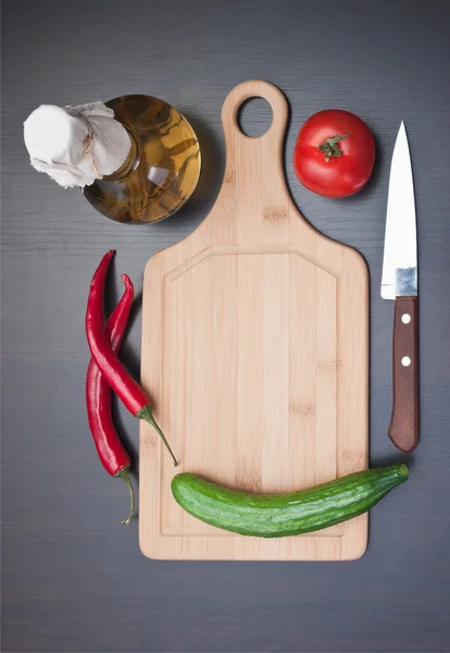 Produtos hortícolas e utensílios de cozinha — Fotografia de Stock