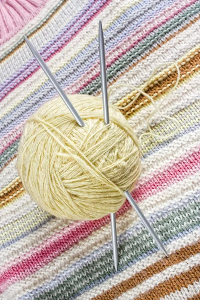 Шары с резьбой для вязания — стоковое фото