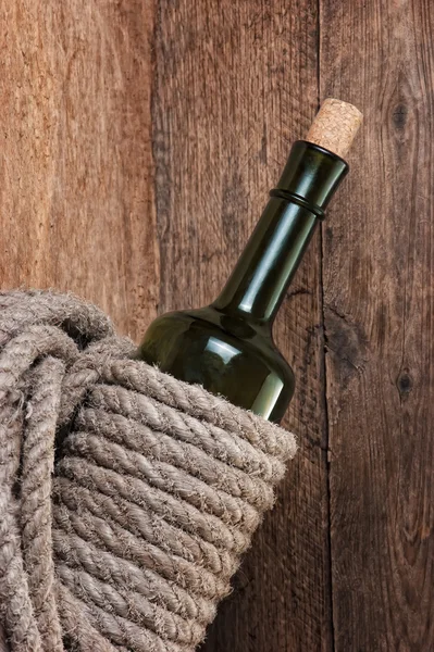 Бутылка вина, завернутая в веревку — стоковое фото