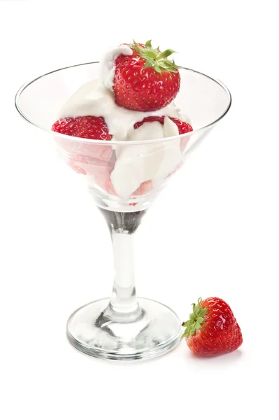 草莓和奶油甜点 — 图库照片