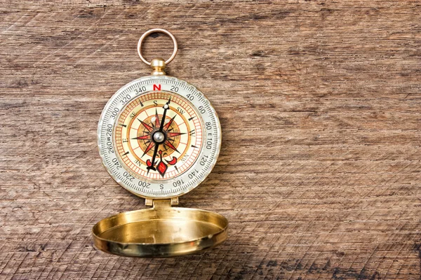Kompass på bakgrund av träplankor — Stockfoto