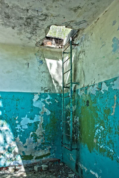 Zniszczone opuszczony dom w hdr — Zdjęcie stockowe