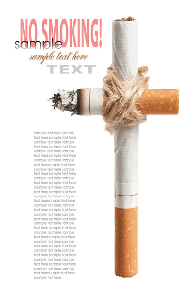 Крест с кладбища от сигарет — стоковое фото