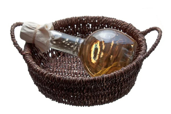 Láhev rostlinného oleje v košíku — Stock fotografie
