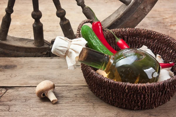 瓶向日葵油和蔬菜 — 图库照片