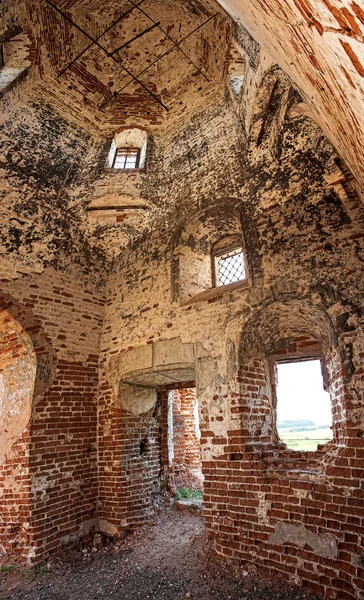 Ruinierte alte Kirche — Stockfoto