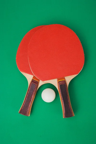 Tennisracket och en boll — Stockfoto