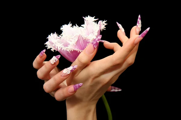Menselijke vingers met lange vingernagel en mooie manicure geïsoleerd op zwart — Stockfoto