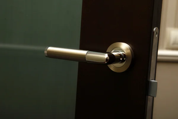 Kapı kolunu ve anahtarlarını aç.