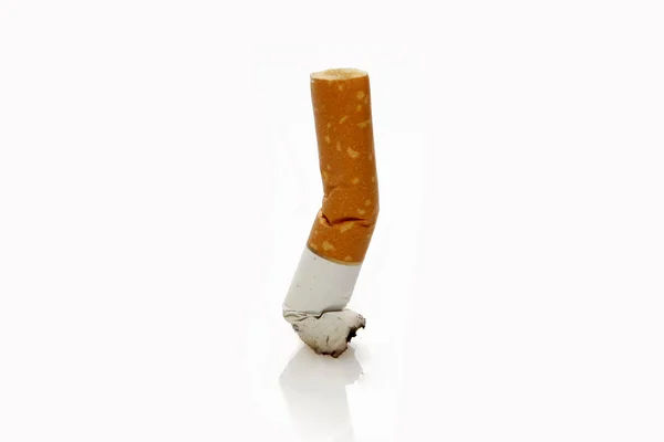 Fumaba un cigarrillo sobre un fondo blanco — Foto de Stock