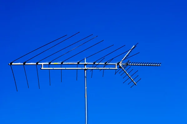 Застаріла аналогова телевізійна антена — стокове фото
