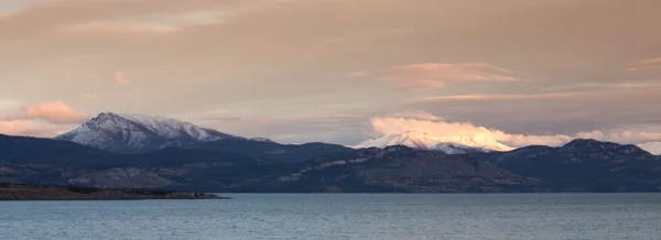 Besneeuwde bergen op lake laberge — Stockfoto