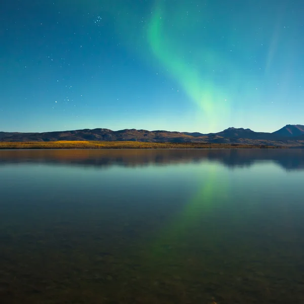 Northern lights and fall colors at calm lake — Stock Photo, Image
