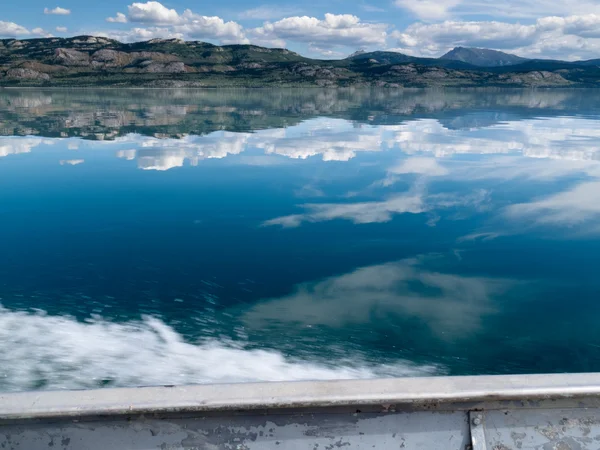 Passeio de barco a motor no Lago Laberge, Yukon T., Canadá — Fotografia de Stock