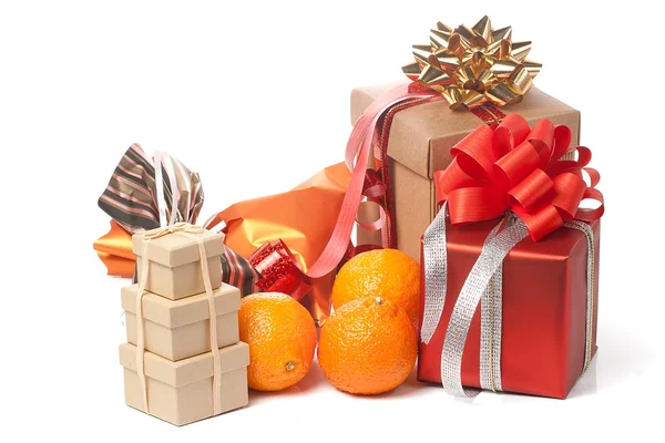 Mucchio di regali e mandarini — Foto Stock