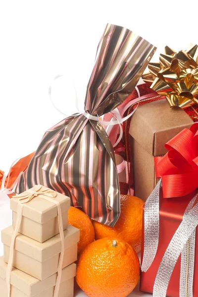 Куча подарков и мандаринов — стоковое фото