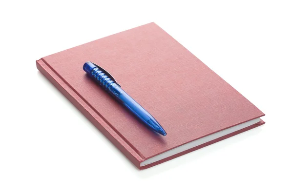 Ручка над червоним щоденником — стокове фото