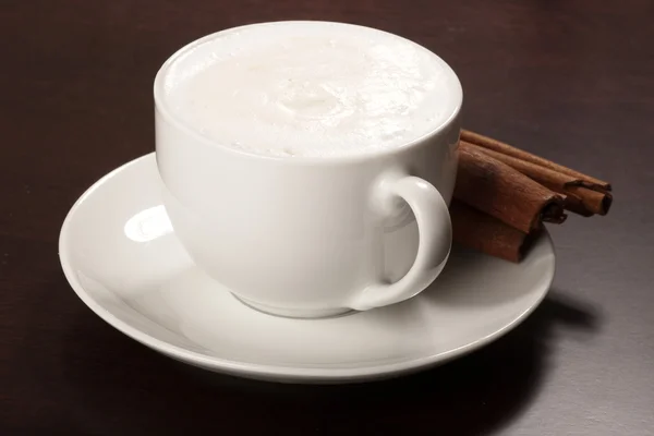 Cappuccino op donkere tafel — Stockfoto