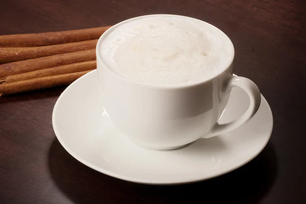 Cappuccino-t a sötét tábla — Stock Fotó