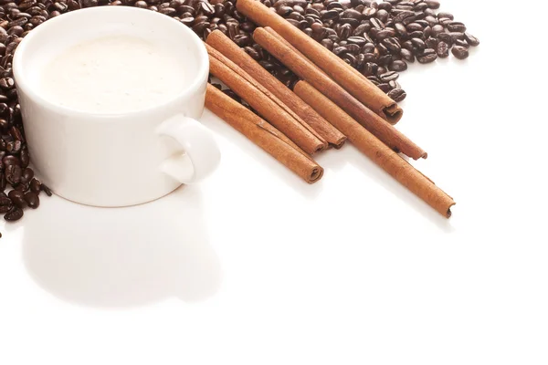 Taza con café con leche sobre fondo blanco — Foto de Stock