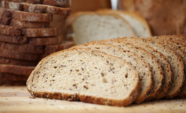 Gehele korrel brood gesneden — Stockfoto