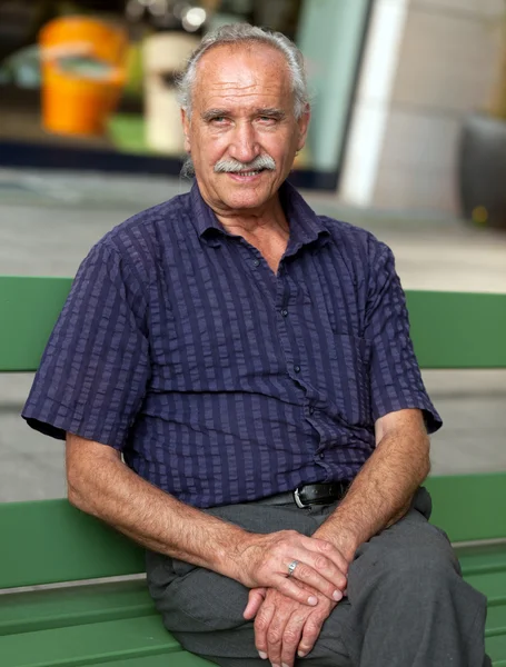Senior férfi pihentető — Stock Fotó