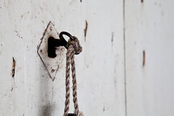 Oude sleutel in oude deur — Stockfoto