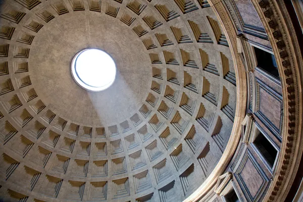 Inre av Roms pantheon med den berömda strålen av ljus från toppen — Stockfoto