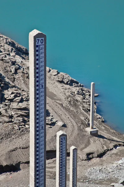 Mesure du niveau d'eau du barrage — Photo