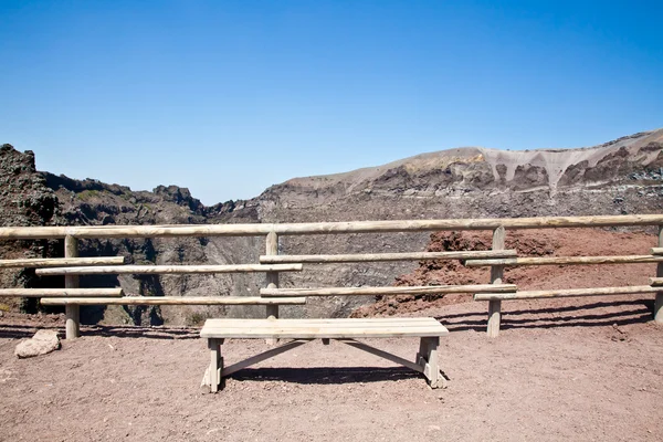 ヴェスヴィオ火山のクレーターでベンチ前で — ストック写真