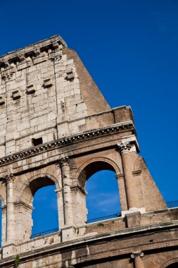 Colosseum mavi gökyüzü ile