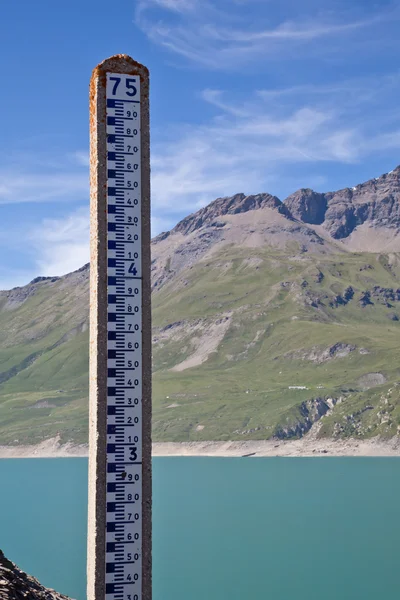 Medição do nível da água da barragem — Fotografia de Stock