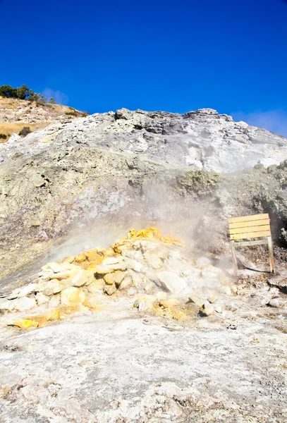 Солфатара - вулканический кратер — стоковое фото